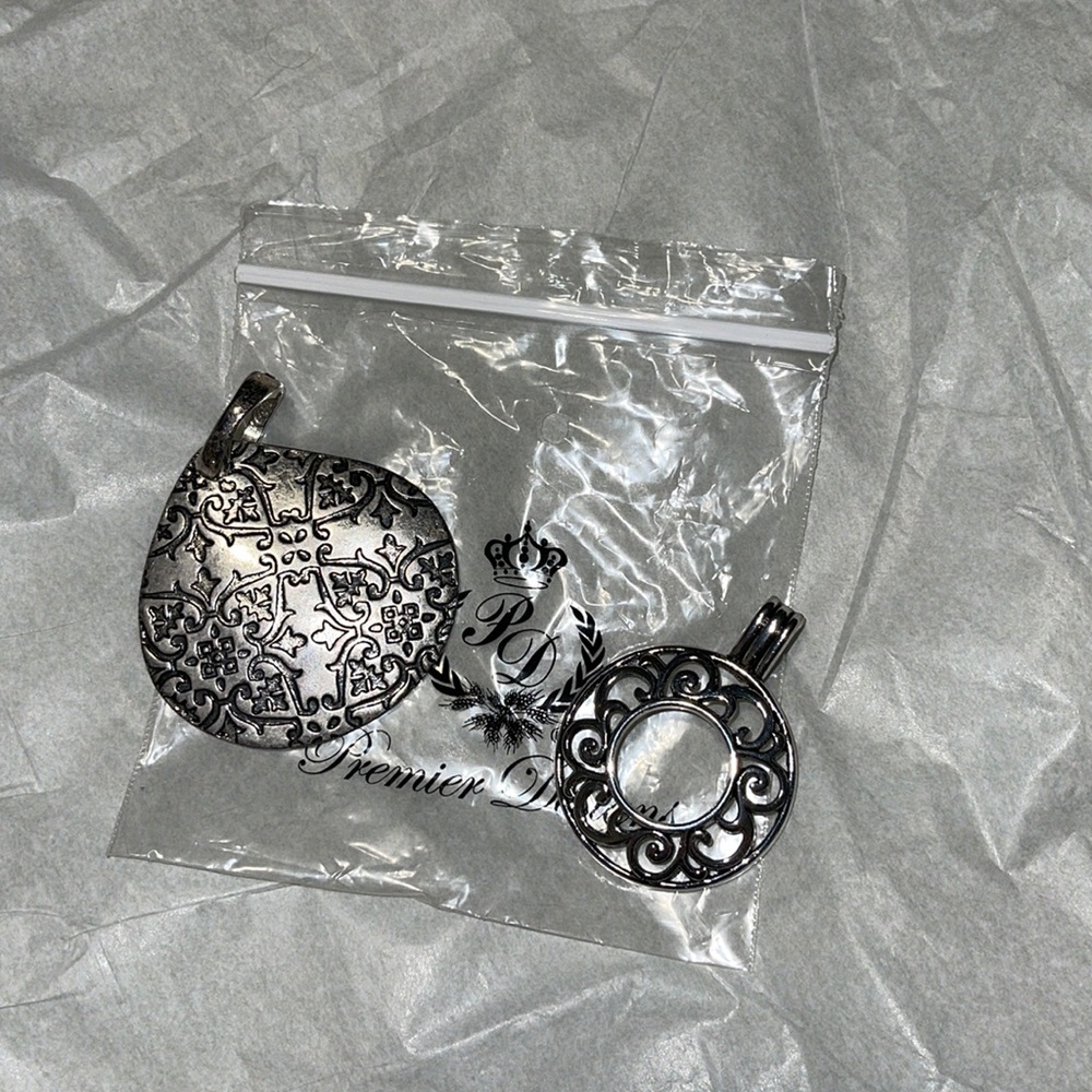 Premier necklace clip pendant